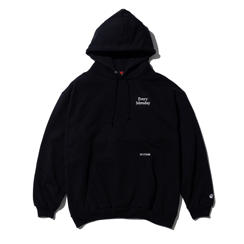 『Ｅｖｅｒｙ　Ｍｏｎｄａｙ』＿ＬＯＧＯフーディー第二版＿ＢＬＡＣＫ　Ｍサイズ